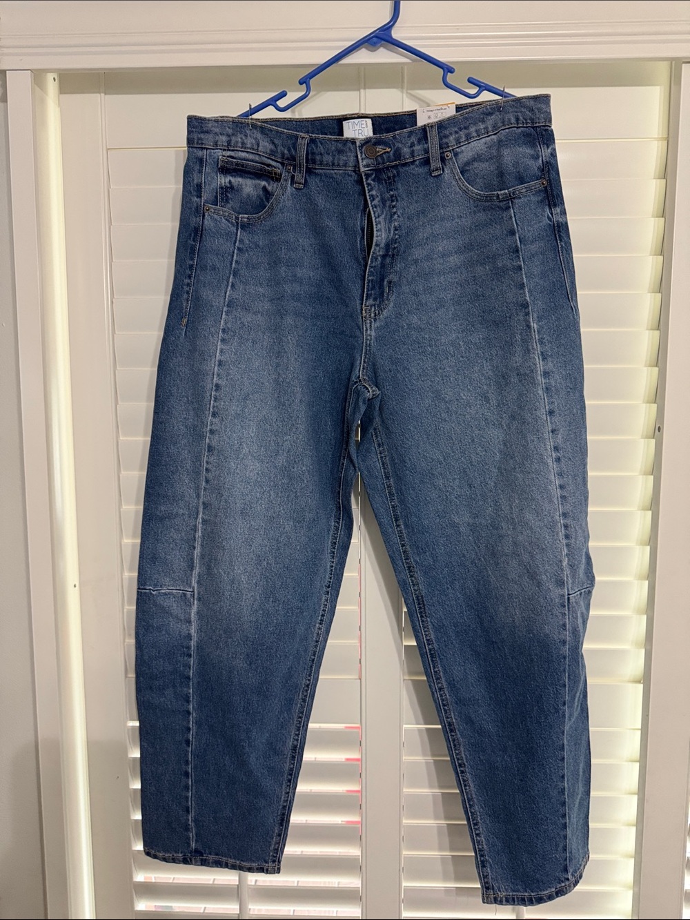 Barrel Jeans in Medium Blue Wash - Relaxed Fit